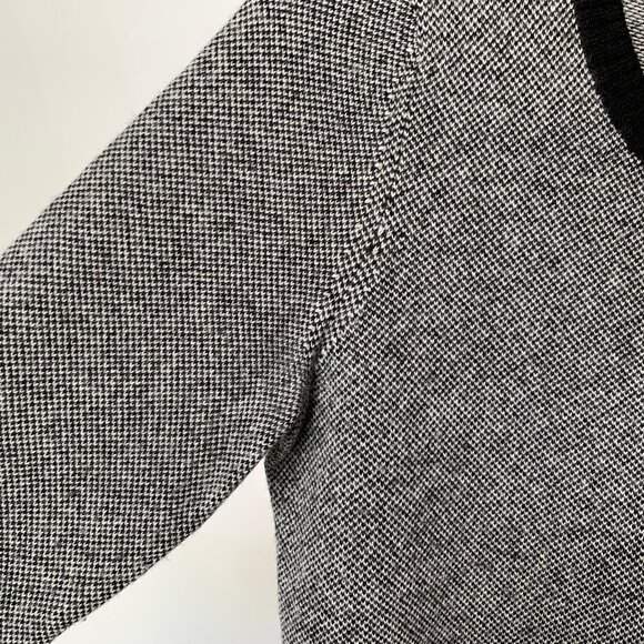 Banana Republic Italian wool sweater with shoulder button detail. XS. - Picture 5 of 7